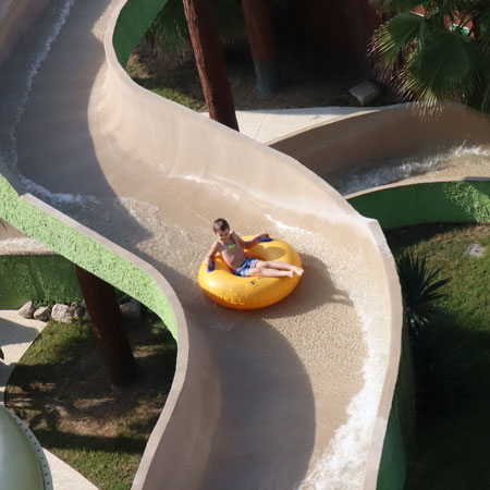 Un bambino scnde lungo il Lost River all'Aquafollie.