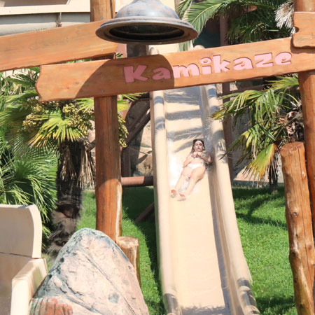 Una ragazza scivola giù dal Kamikaze.