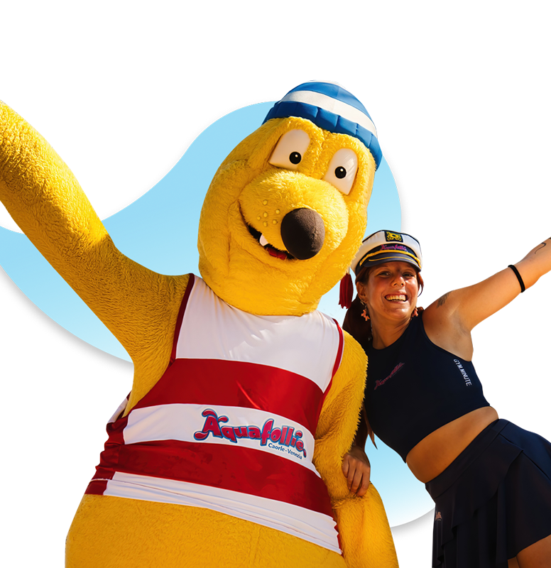 Fufi e un'animatrice sorridono felici.