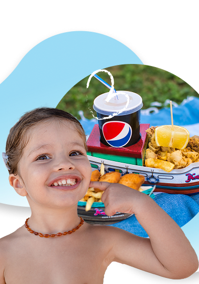 Una bambina sorride all'idea di mangiare la famosa barchetta di calamari fritti.