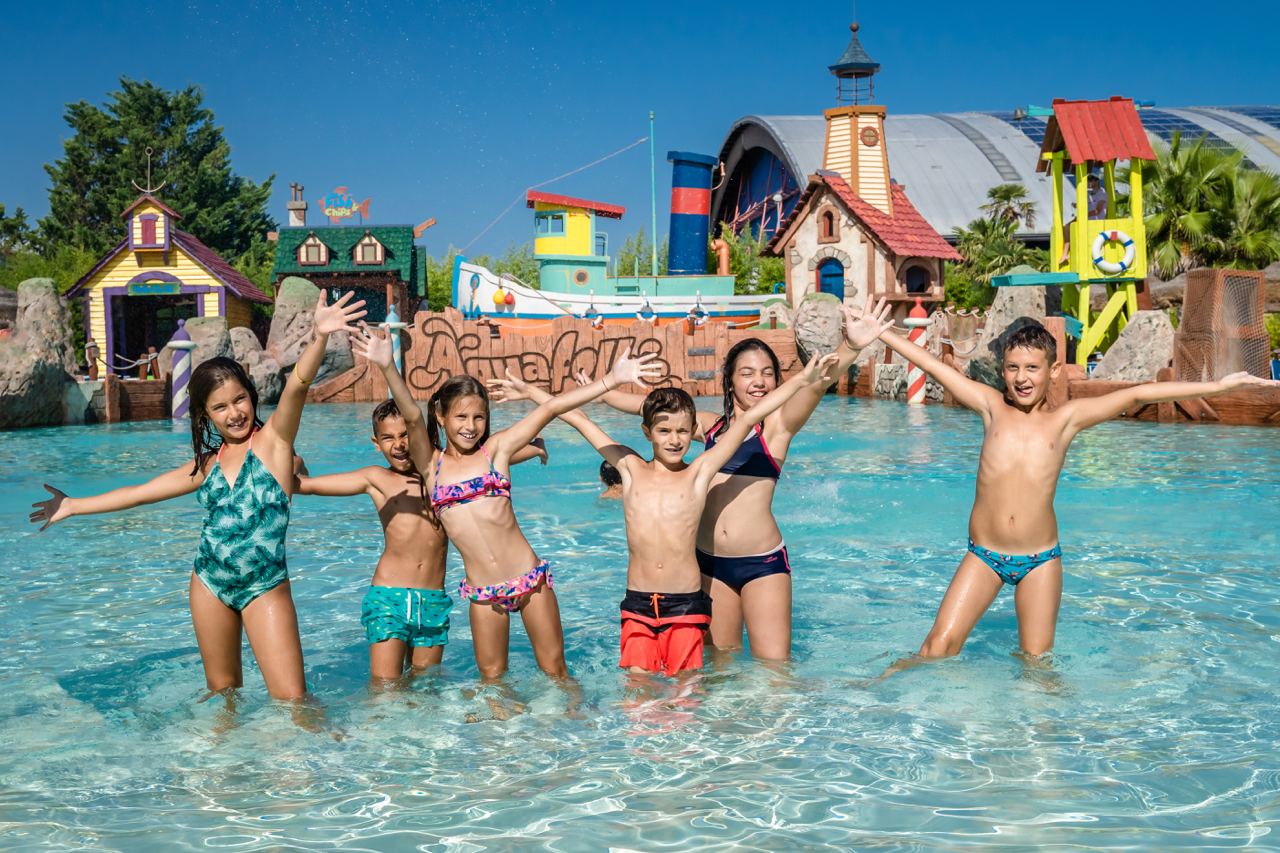 Bambini nella Fisherman's Bay di Aquafollie che sorridono