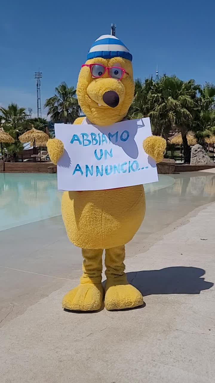 Fufi tiene tra le pinne un cartello che dice: Abbiamo un annuncio...